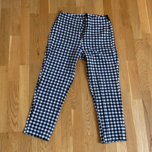 Cropped pants - Jättefin rutig croppade byxor, dem är tyvärr för små för mig. Frakten är 40 kr😊💕