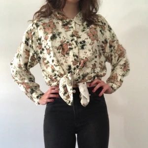 Supermjuk blommig skjorta - Köpt på second hand, hur skön som helst. Fint skick! ✨ Betalning sker med Swish. Köparen betalar frakt, hämtas annars upp i Hökarängen, Sthlm.