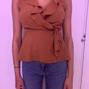 Fin blus  - Oanvänd, passar perfekt till olika events men även jättefin till sommaren ☀️  Finns i Solna, Sthlm. Köparen står för frakt! Köptes för 150 kr i Turkiet. 