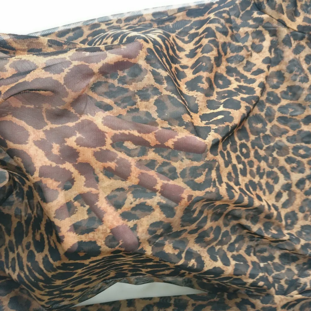 Genomskinlig leopard tröja från Vero Moda. Storlek S. Frakt på 22:- tillkommer ✨. Toppar.