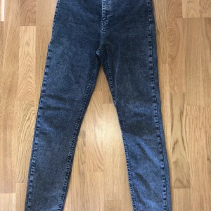 Stretchiga highwaisted jeans  - Köparen står för frakten 