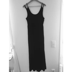  - Långklänning från minkpink.com 
Är öppen på båda sidorna en bit upp mot låren.
