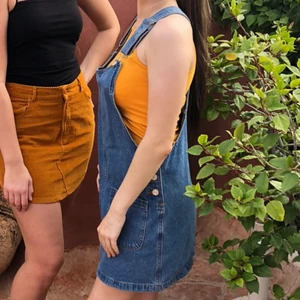 Hängselklänning  - Säljer denna underbara hängselklänning i storlek XS-S. Använd endast 1 gång!! 🦋