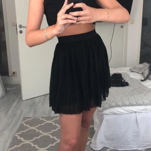 Nakd kjol storlek S - Aldrig använd. Kjolen är ifrån nakd och är i storlek S!! 💓💓 skriv till mig ett rimligt pris ni själva vill köpa kjolen för.