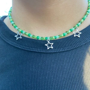 Pärlhalsband  - Grönt pärlhalsband med silvriga stjärnor 