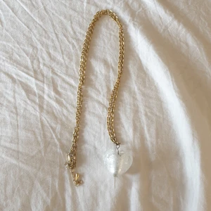 Hjärthalsband med guldkedja - Hjärthalsband med reglerbar guldkedja. Hjärtat är silvrigt/ genomskinligt 💫 Frakt ingår i priset 