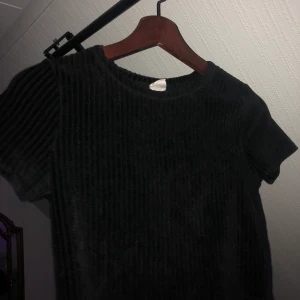 Svart topp - Super fin topp från Urban Outfitters🥰 Köpt här på Plick men säljer den då inte längre kommer till användning🥴💕 Storlek M/S men mer åt M hållet🥰 Frakten inkl priset❣️Hör av dig för frågar eller annat💕