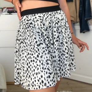 Prickig kjol från Bik Bok  - Säljer min kjol från Bik Bok. Knappt använd och i fint skick! Frakt tillkommer