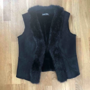  - Väst, fake päls. Storlek S-M Kan mötas upp i stan, Stockholm, annars står köparen för frakten!