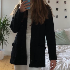 Kofta - Lite längre kofta från Gina Tricot 🥰 Den är ganska tjock så funkar bra som en jacka också!