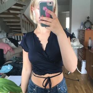 Mörkblå knyt-tröja  - Säljer denna jättebekbväma t-tröja som man knyter antingen fram eller bak. Har sytt den själv efter mina egna mått men passar en XS, kanske S 