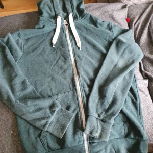 Grön huvudtröja.  - Välanvänd men i bra skick. 