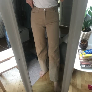 Begie jeans  - Säljer ett par super fina Yoko jeans i storlek 27. Använda ca 3 ggr. Frakt 70kr 