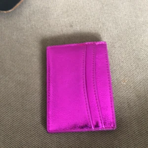 Rosa lila plånboksfodral  - Rosa lila plånboksfodral att ha kort i och sedlar i mittenfacket . Hel! Färgen är ascool! 