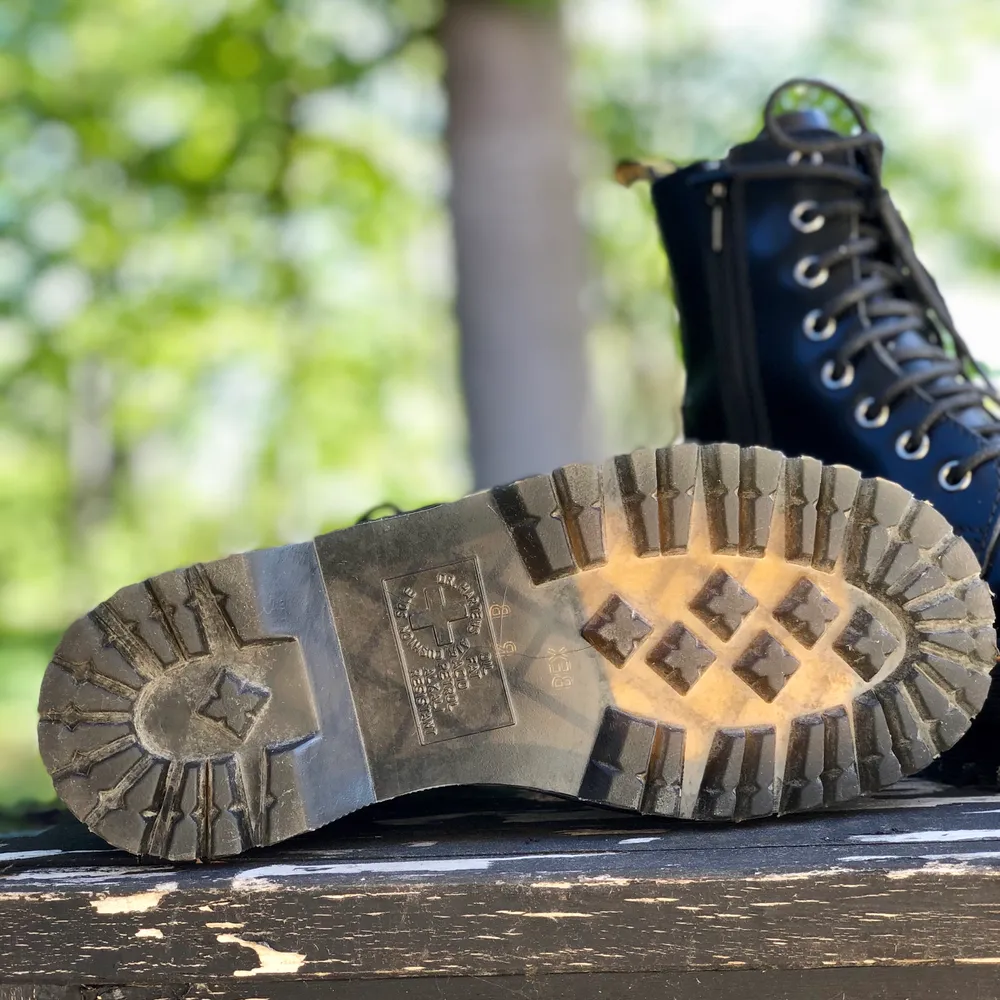 Inköpta i fel storlek, använda ett fåtal gånger för att prövas, men i princip i nyskick, nypris mellan 2150-2429:-☺️  💛 Dr Martens Jadon Grova flatform-boots 🧡 Storlek 36 🤍 Exkl. frakt. Skor.