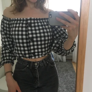 Off shoulder topp - Jättesöt rutig off shoulder tröja från H&M. Typ peplummodell med resår i midjan, jag har vikt in nedersta delen på första bilden. Aldig använd!! Kan mötas upp i Sthlm eller skicka mot frakt 💕