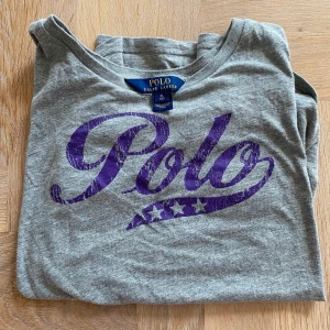 Ralph Lauren T-shirt!  - Säljer min fina Raffe tröja i storlek 16 år, har 3 små hål som aldrig stört mig men sänker priset pga det! Köptes för kanske 275kr, säljer för 200kr billigare!😍 