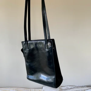 Vintage-väska - Väldigt fin och stilren väska från märket Adax. Vintage och köpt sent 90-tal, mycket fin kvalite. Äkta svart läder! Fler bilder finns, skicka isf meddelande😁