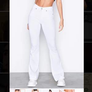 Oanvända vita bootcut jeans från dr denim. köpta för 499 kr!🌸💕💕🦋
