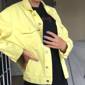 Den perfekta sommar jackan för lite svalare sommarkvällar💛 Lite oversized i modellen. Använd fåtal gånger