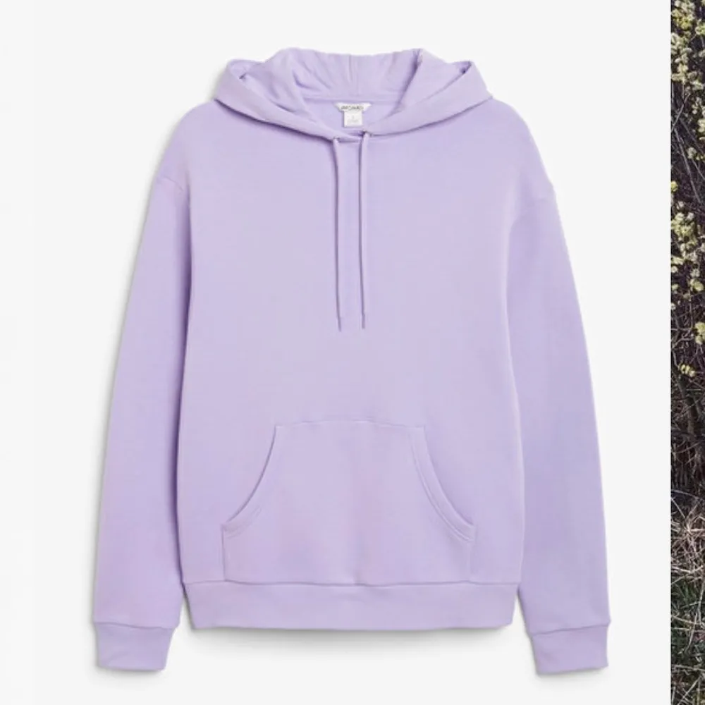 Säljer denna super fina lila hoodie då den inte kommit till användning. Hoodien kommer från monki och är slutsåld. Använd ca 3 gånger. 150 kr + frakt. ❤️. Tröjor & Koftor.