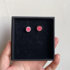 Michael kors örhängen - Ett par fina Michael kors örhängen, knappt använda så är i fint skick!