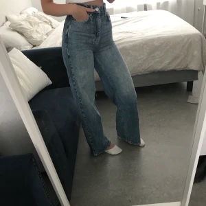 Buda! - Snygga jeans med vida ben, köpta från ginatricot.knappt använda så helt i nyskick. Buda!!