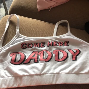 Dirty topp - Kort topp oanvänd . För ”fina” flickor ;) xD . Står storlek M men skulle mer säga S eventuellt XS. 