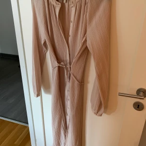 H&M klänning  - Säljer H&M klänning i storlek 38. Köparen står för frakten. 