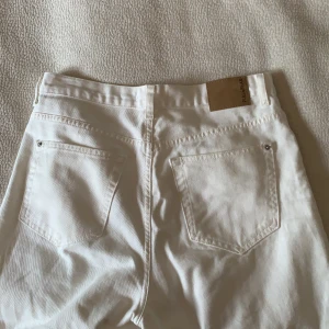 Byxor från Pull & Bear - Gräddvita jeans från Pull & Bear i storlek 38. Använda en gång, som nya.