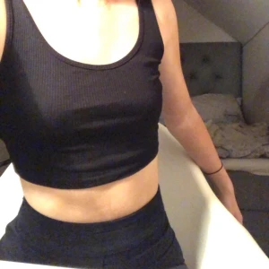 Linne - Snyggt linne från Gina tricot. Ribbat material. Aldrig använt! 40 kr. (Frakt 23 kr) 