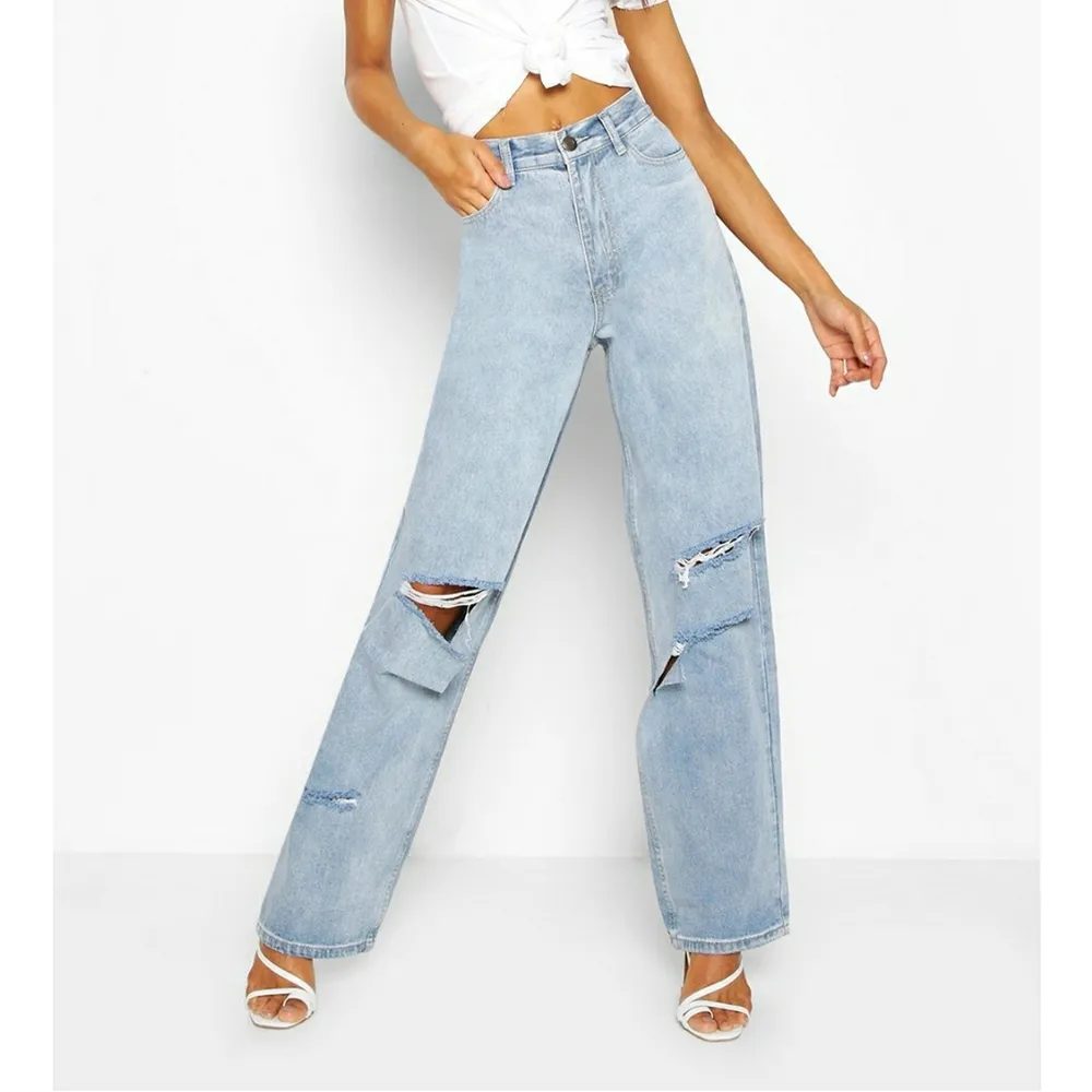 Säljer dessa superpopulära jeans från Boohoo i storlek 36. De är HELT SLUTSÅLDA på hemsidan, säljer endast då de tyvärr blev för stora för mig (därav aldrig använda!). Högsta bud just nu: 410 kr + frakt. Jeans & Byxor.