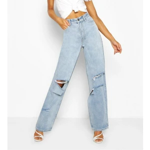 Boohoo boyfriend jeans - Säljer dessa superpopulära jeans från Boohoo i storlek 36. De är HELT SLUTSÅLDA på hemsidan, säljer endast då de tyvärr blev för stora för mig (därav aldrig använda!). Högsta bud just nu: 410 kr + frakt