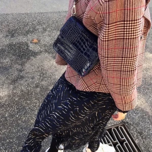 Hvsik väska - Säljer denna hvisk väskan i ”midnight blue”. Helt oanvänd med lappen och plastskydd kvar, säljer då jag har flera stycken i andra färger. Nypris är 700kr frakt:63kr 💙🦋⚡️