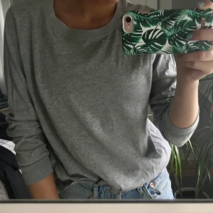 Basic grå tröja  - Helt basic grå långärmad tröja i T-shirt material, storlek S. Från damella. Jätteskönt material. Priset är exklusive frakt, 63kr.