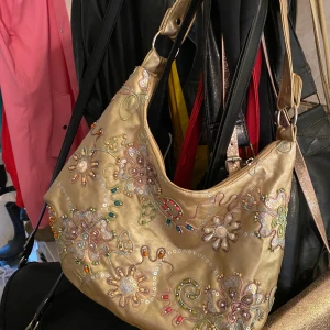 Gullig väska med detaljer - Säljer denna supersöta väska! Frakt: 44kr💖💖