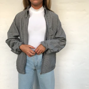 Skjortjacka  - Nice sommarjacka köpt på Beyond retro för 300kr. Svinsnygg att ha Hoodie under eller bara över en T-shirt. Frakt står köparen för:)