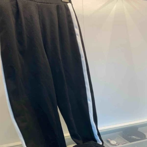  - ”Mjukis” byxor från pull&bear, med ett vitt sträck  Frakt: 30kr 