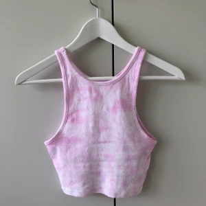 Tie dye färgat linne 4 - Ett supersnyggt tie-dye färgat linne i en croppad modell. Har aldrig använt så det är nyskick. Frakt tillkommer på 22kr. Eftersom dessa linnen är väldigt populära och många vill köpa är det viktigt att man kan swisha direkt! :) köp nu - jag postar ikväll!
