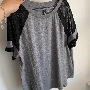 T-shirt från h&m  - Jättefin t-shirt från h&m som tyvärr inte kommer till användning längre. inga slitningar alls🥰🥰