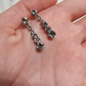 Bild 1: Ett par diamantörhängen, aldrig använda. 10 kr + frakt. Bild 2: Rosa blomörhängen, aldrig använda 10 kr + frakt. Säljs separat för 10 kr eller båda för 15 kr + frakt.