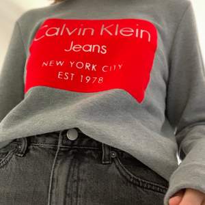 Säljer denna supersnygga sweatshirt med rött sammetstryck från Calvin Klein! 🥰 Endast använd en gång då kvaliten är i nyskick, säljs då den inte längre är till någon användning i min garderob 💕 Tröjan är i XS och är då lite oversized. Frakt tillkommer :)