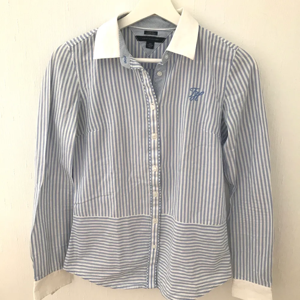 Ljusblå skjorta från Tommy Hilfiger. Använd en enstaka gång och är i mycket gott skick. Säljer eftersom att den blivit för liten.  Storlek: XXS/XS   Pris: 85kr + frakt. Skjortor.