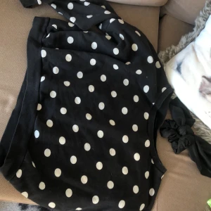 Prickig tröja  - Prickig tröja . Hel o fin :) på gränsen till magtröja 