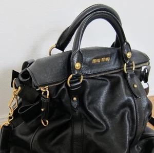 Miu Miu Bow Bag - Äkta Miu Miu Bow Bag, dustbag samt kopia på kontoutdrag finns. Kvittot är borta i flytt. Vill egentligen inte sälja den men har alldeles för många väskor. Hämtas i Bromma eller skickas, köparen står då för frakt.