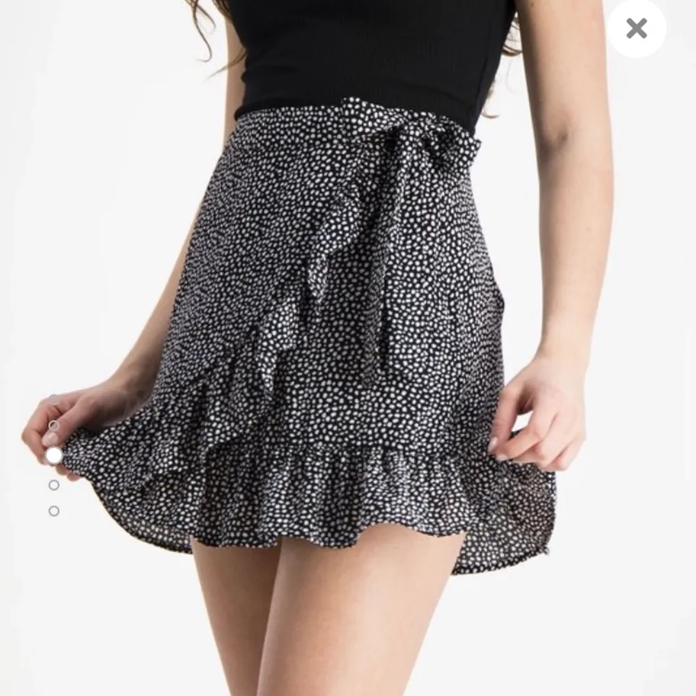 Denna sjukt gulliga kjol i storlek m. Man kan knyta i midjan så passar egentligen alla. Aldrig använt, säljs för 200kr. Skjortor.