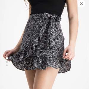 Denna sjukt gulliga kjol i storlek m. Man kan knyta i midjan så passar egentligen alla. Aldrig använt, säljs för 200kr