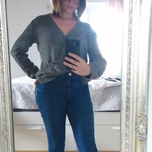 Kofta grå från kappahl L - Grå kofta med knappar och fickor från kappahl. Använd 3 gånger, bra skick, storlek L (44-46)