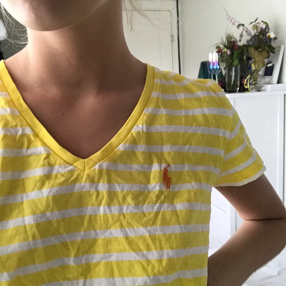 En gulrandig t-shirt från Ralph lauren🧡 passar en xs och en s. T-shirts.