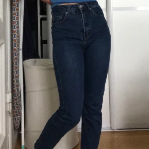 Högmidjade mörkblå jeans - Säljer dessa jättesköna jeans från Denim & Co, då de tyvärr inte kommer till användning och jag har för många jeans 😅. Kan mötas upp i Stockholm, annars tillkommer frakt :) Kontakta vid intresse!❣️
